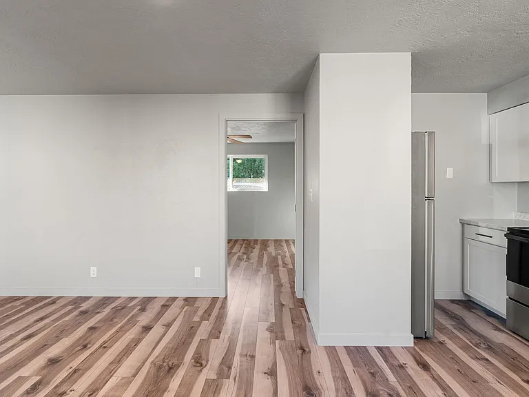 1028 W 11th St — Photo 13