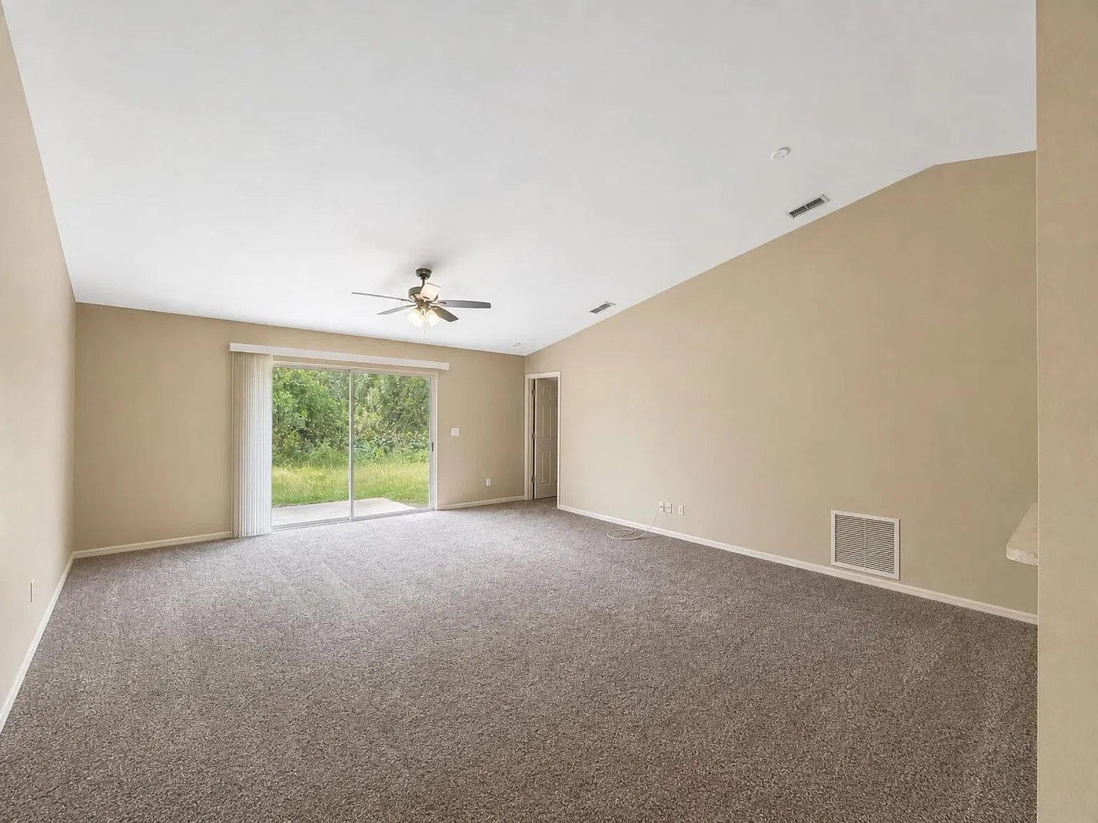 3 bed, 2.0 bath, 1670 sqft, $2,300 — Photo 3
