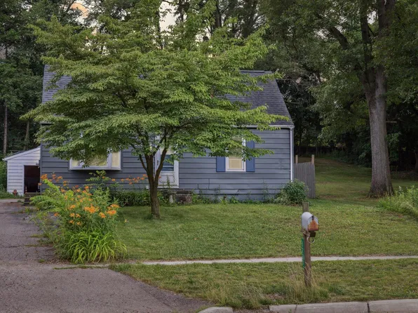 5228 N Riverview Dr, Kalamazoo, MI 49004