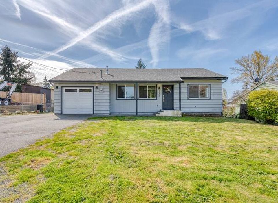 Beautiful view of the home! Plenty of space for parking in the 1 car garage and big driveway for multiple vehicles.