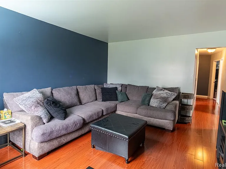 23400 Reynolds Ave — Photo 4