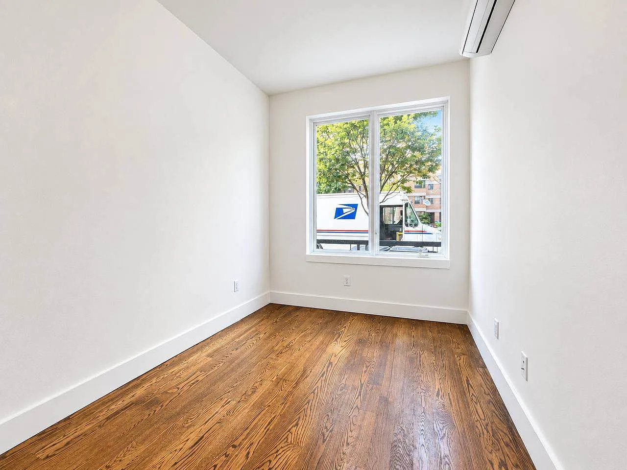 194 Scholes Street — Photo 2