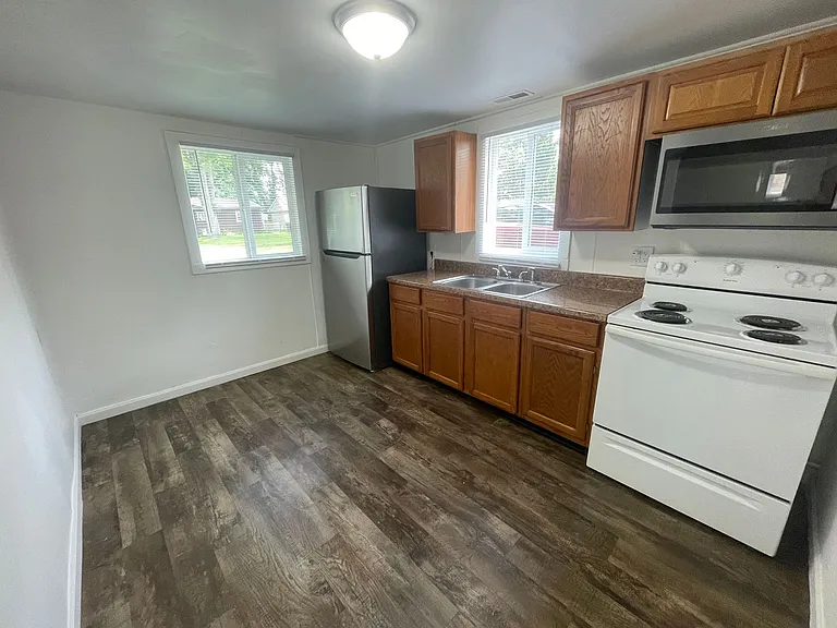 1704 S Lindell Dr — Photo 2