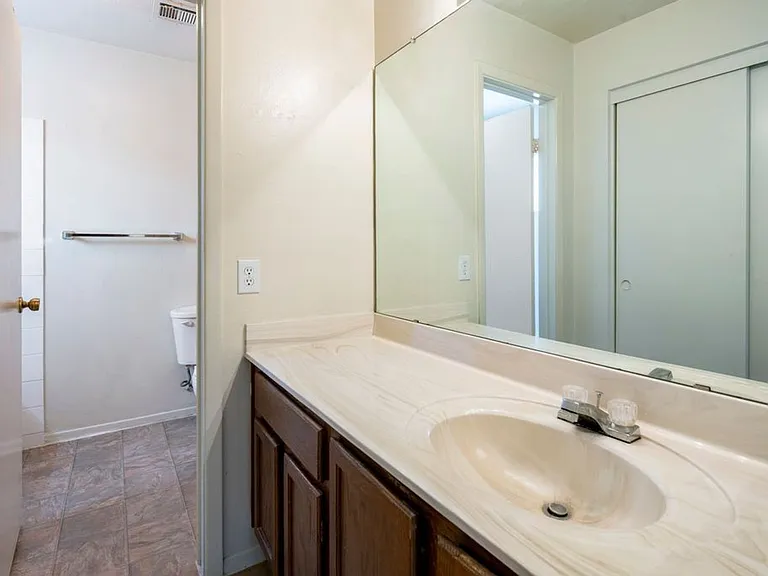 1113 W Highland St — Photo 23