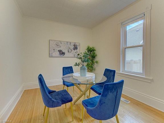 5th image of 416 Margaret St