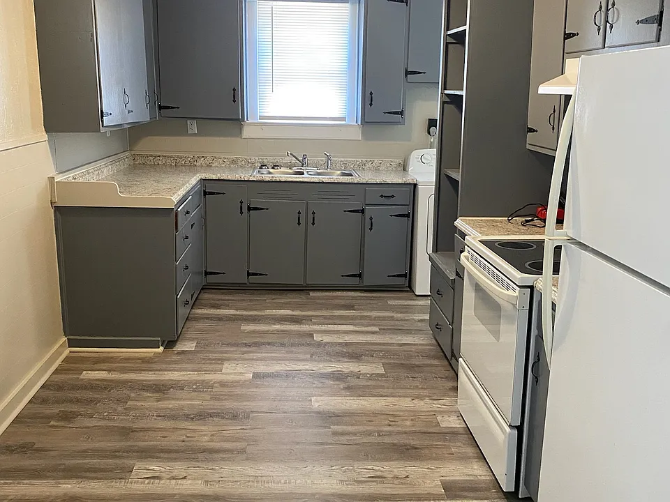 303 E Sadosa St