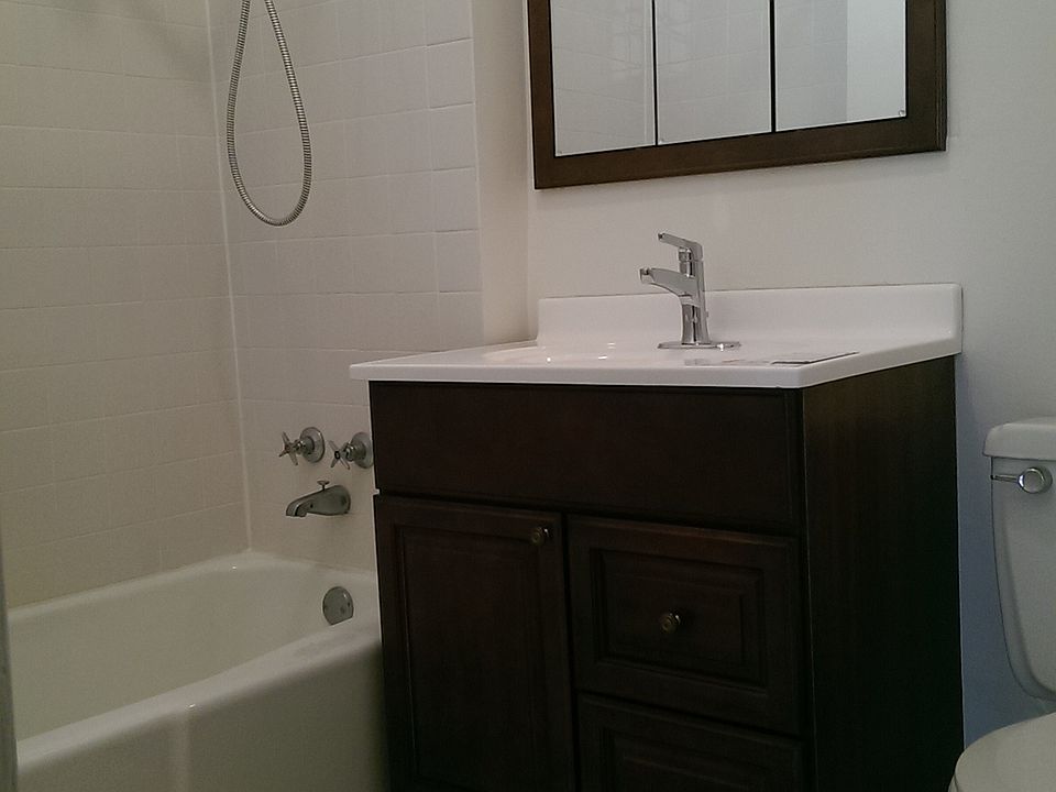 1st image of 3172 N Pine Grove Ave #3