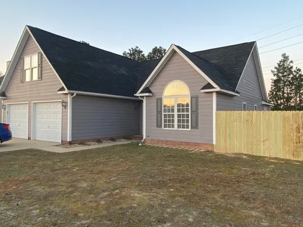 1047 Gatesville Dr, Hope Mills, NC 28348