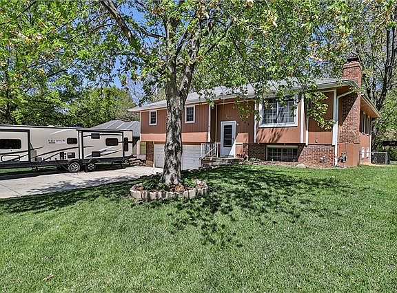 2nd image of 105 SE Sherri Ln