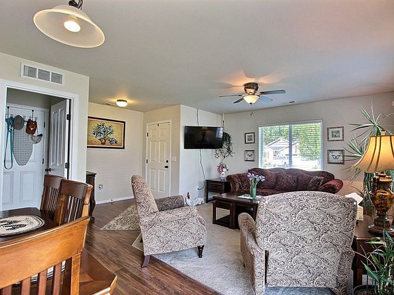 2nd image of 1325 Daffodil Ave NE
