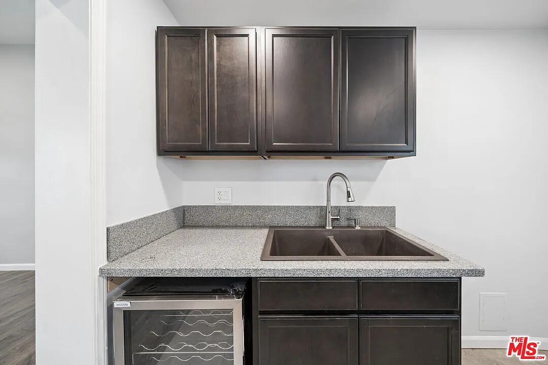 3 bed, 2.0 bath, 1084 sqft, $3,595 — Photo 3