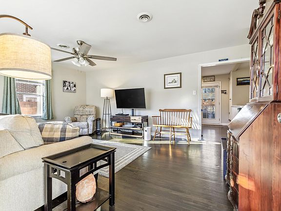 4th image of 410 Petty Ave