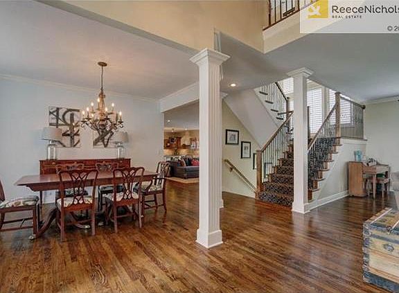 Enjoy the open and bright Entry.