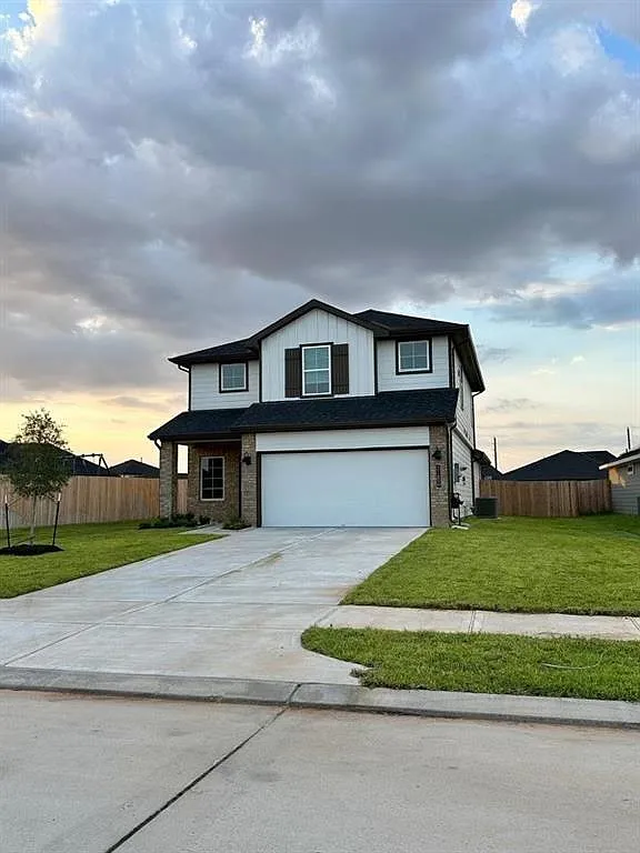 4 bed, 2.5 bath, 2369 sqft, $2,299 — Photo 2