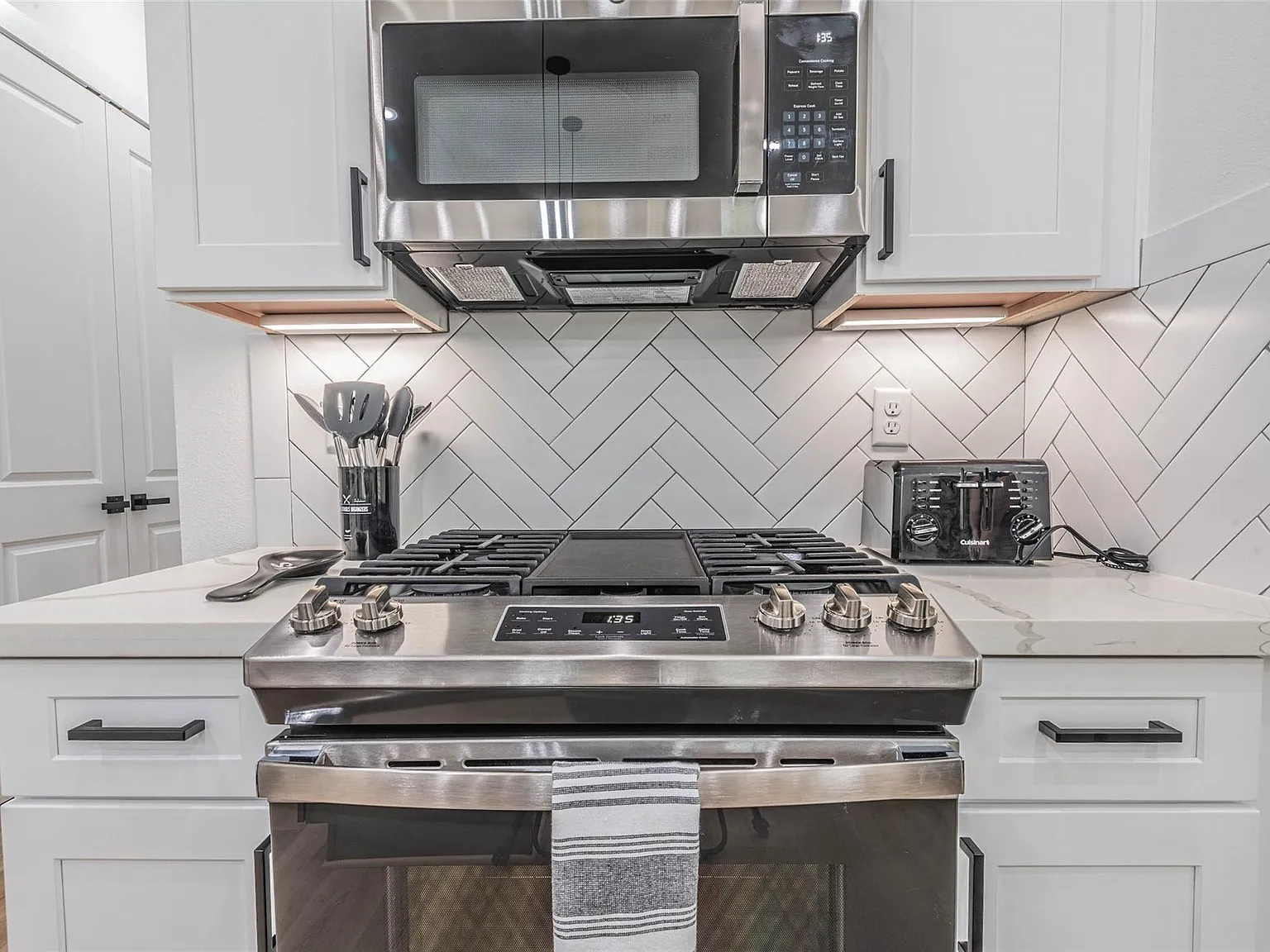 3 bed, 3.5 bath, 1957 sqft, $2,800 — Photo 4