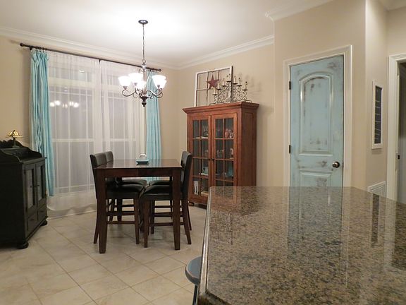 Eat-in Dining Area