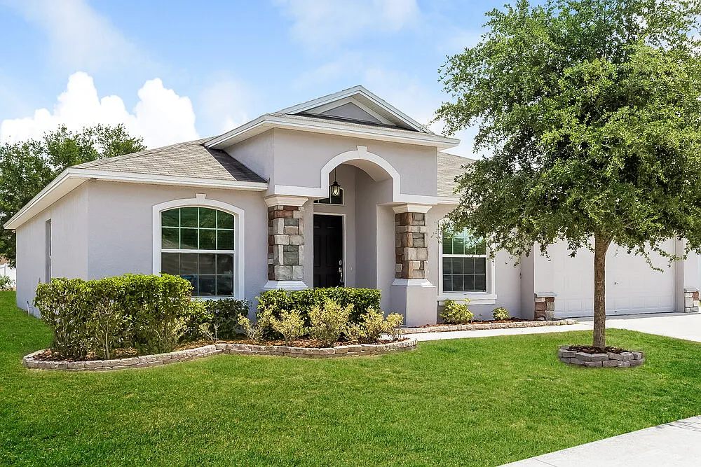 4 bed, 2.0 bath, 1711 sqft, $2,215 — Photo 1