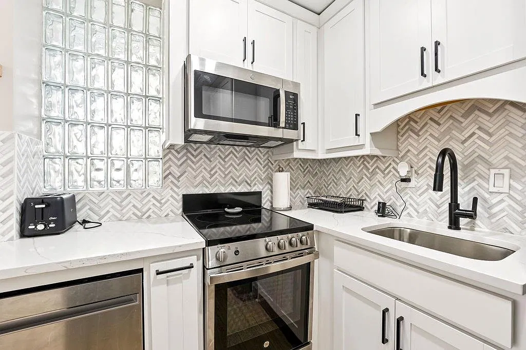 Studio, 1.0 bath, 380 sqft, $2,000 — Photo 4