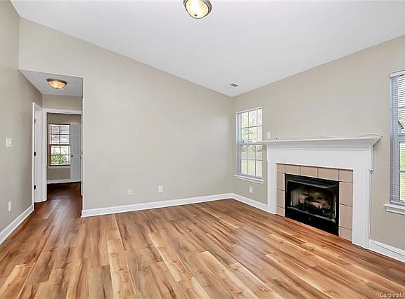 5th image of 2432 Fabyan Ln