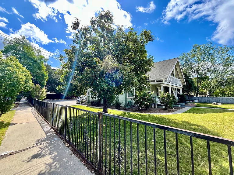 760 N El Molino Ave — Photo 15