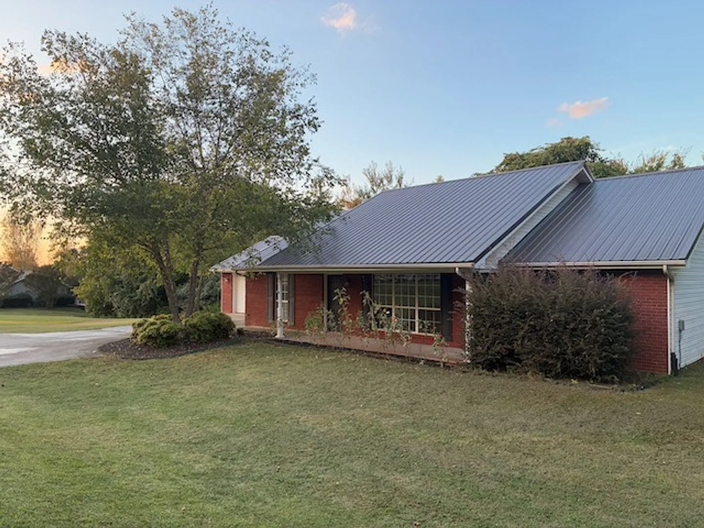 3 bed, 2.0 bath, 1600 sqft, $2,000 — Photo 2