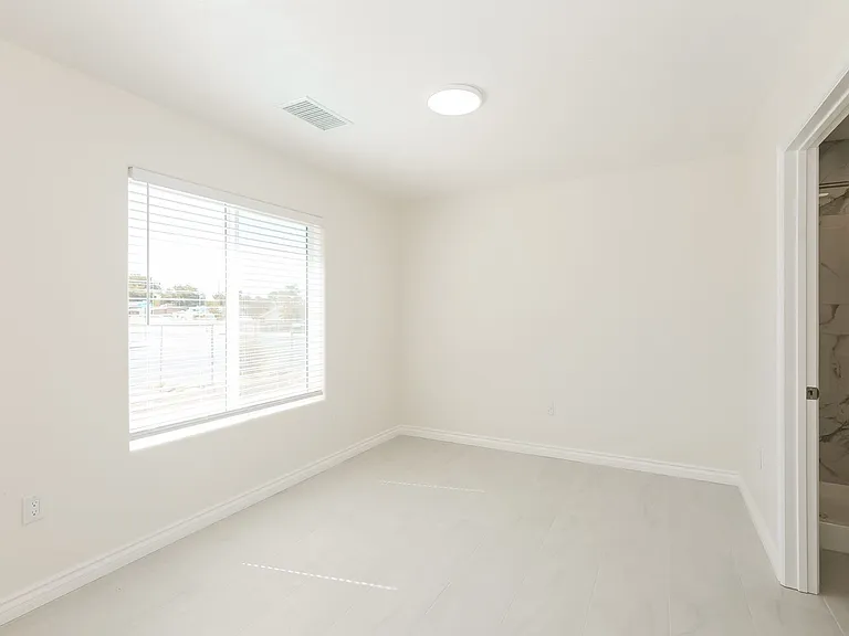 Spacious 3BR/2BA Home with Open Floor Plan, Garage & Washer/Dryer — Photo 59