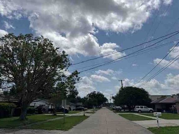 Exterior Neighborhood (street photo)