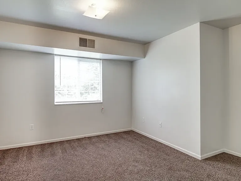 Emerald Park Apartments — Photo 16