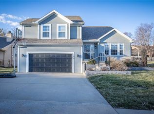 104 Surrey Ct, Smithville, MO 64089