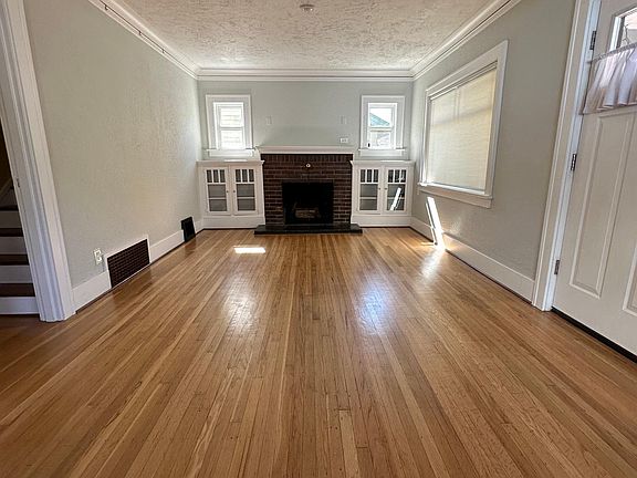 Craftsman built-in living room and fireplace, hardwood floors.