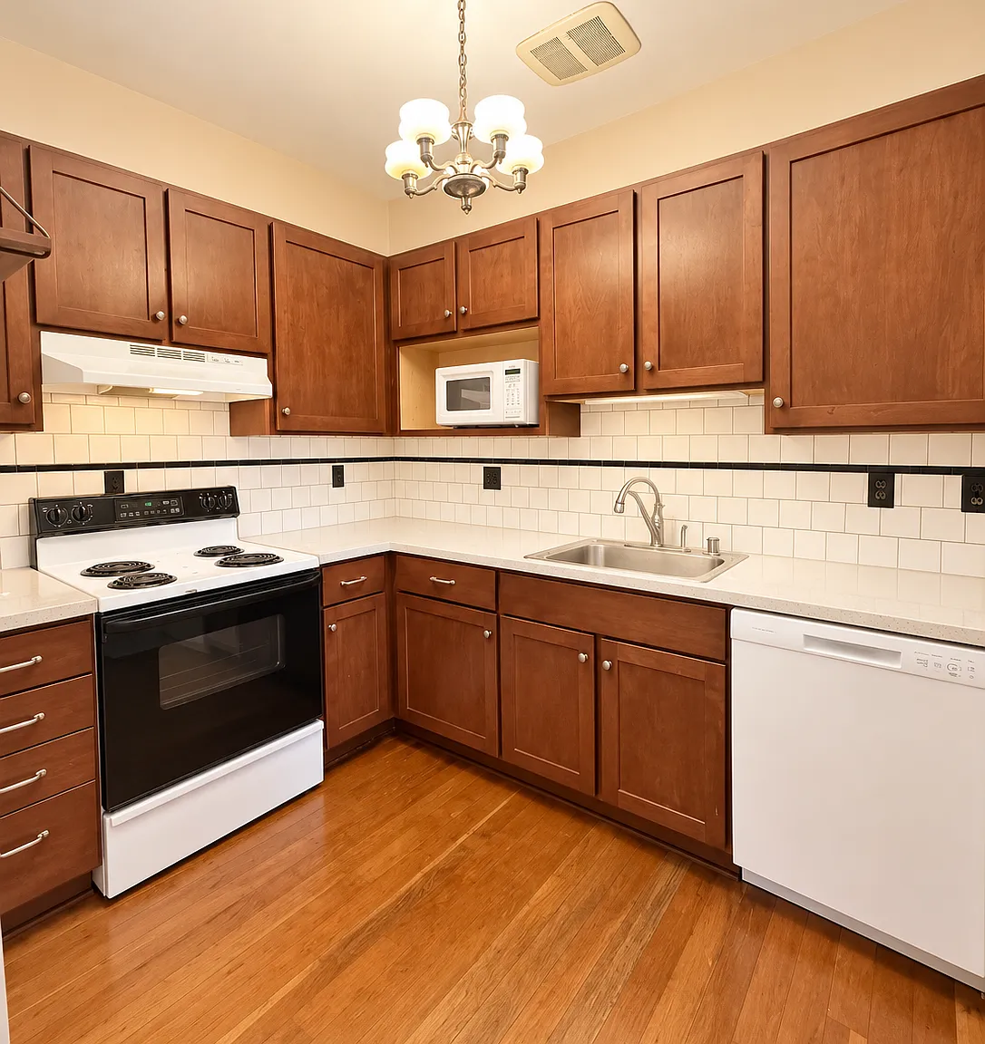 1 bed, 1087 sqft, $1,350 — Photo 2