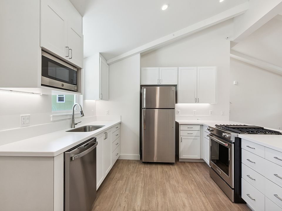 Kitchen, with vaulted ceilings