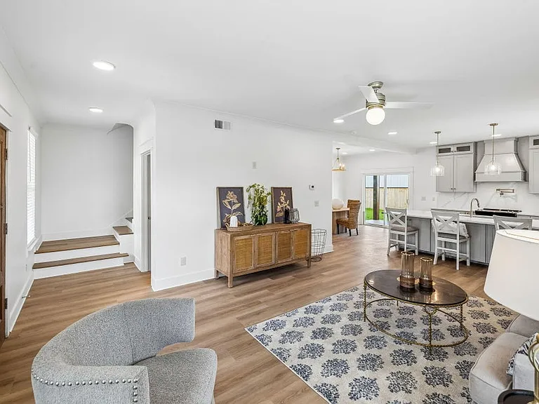 106 N Moss Ave — Photo 2