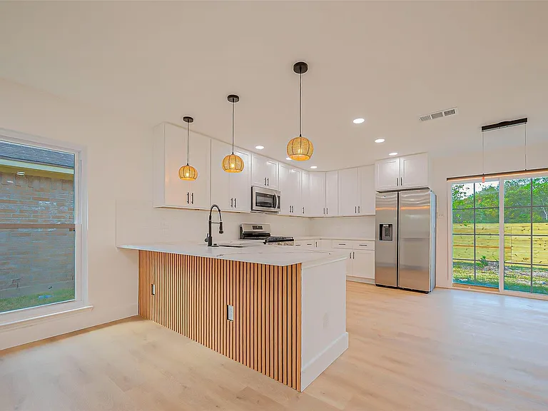 3010 Bandell Dr — Photo 8