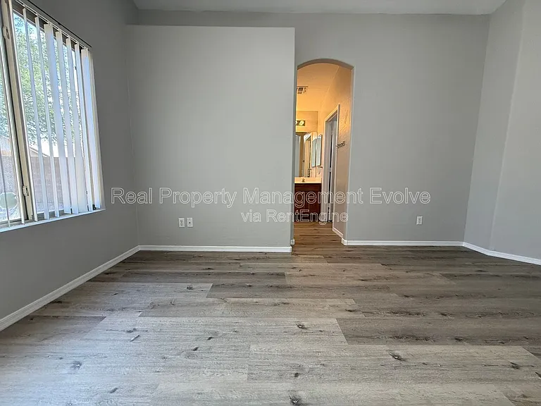 1516 E Bowker St — Photo 13