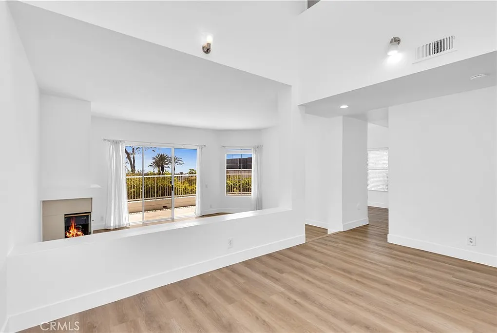 3 bed, 2.5 bath, 2056 sqft, $5,750 — Photo 3