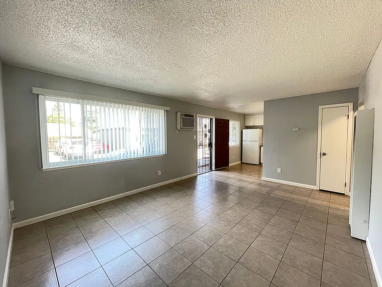 Lone Pine Apartments — Photo 13