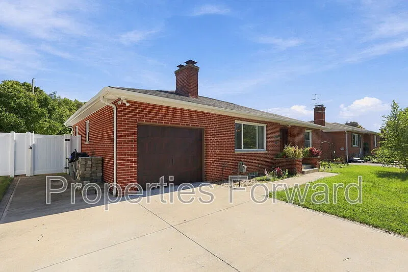 3 bed, 2.5 bath, 1316 sqft, $1,900 — Photo 3