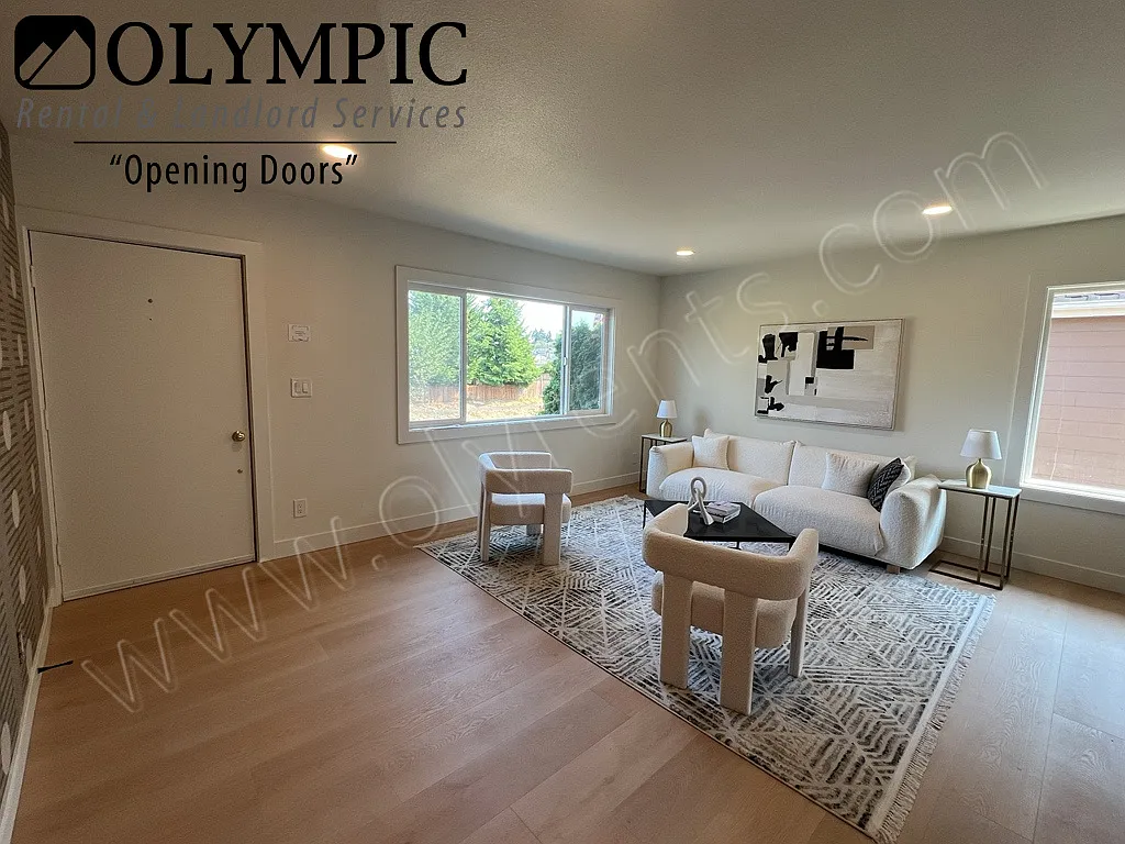 Newly Renovated - 3 bed, 1 bath - No Carpet! Fully Fenced! — Photo 2