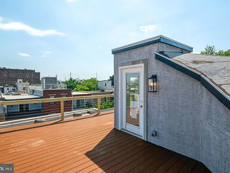 2409 Catharine St — Photo 33