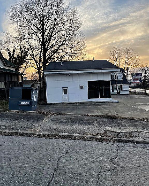 2nd image of 605 E Main St