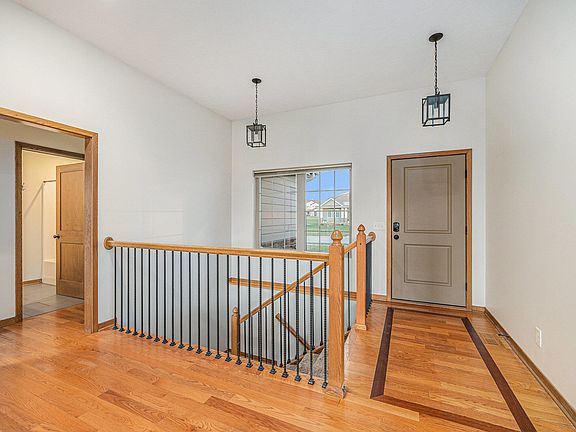 5th image of 102 Firethorn Dr