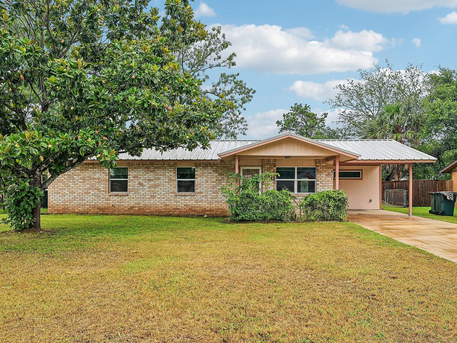 3 bed, 1.0 bath, 1008 sqft, $1,650 — Photo 1