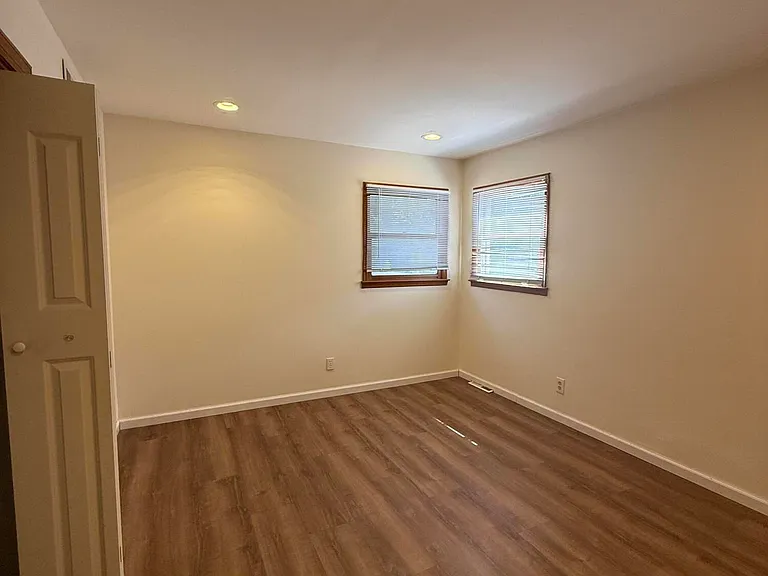 207 Dongan Hills Ave — Photo 8