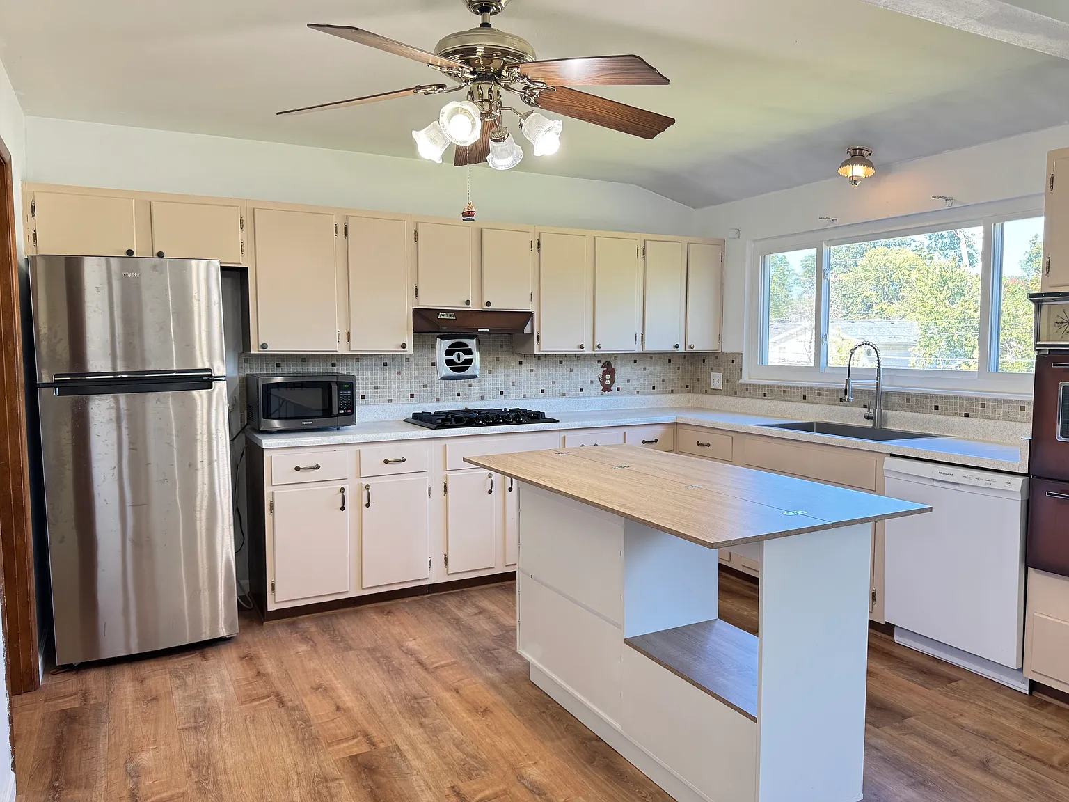 3 bed, 1512 sqft, $2,500 — Photo 2
