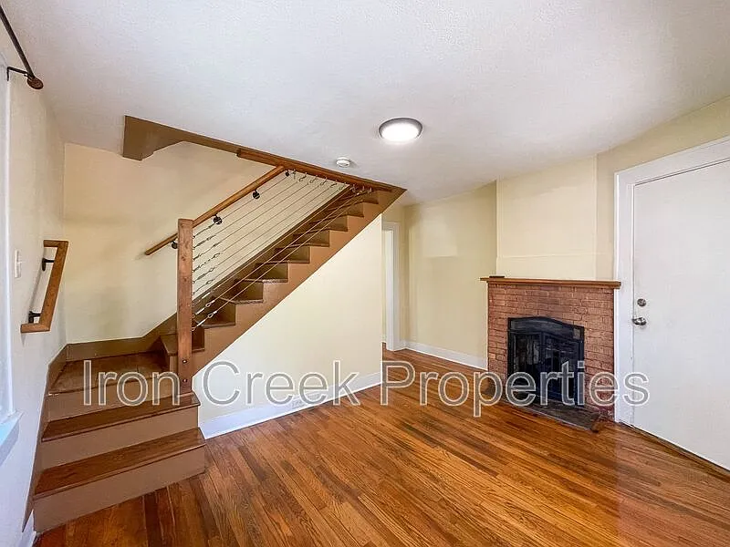 2 bed, 1.0 bath, 924 sqft, $1,650 — Photo 3