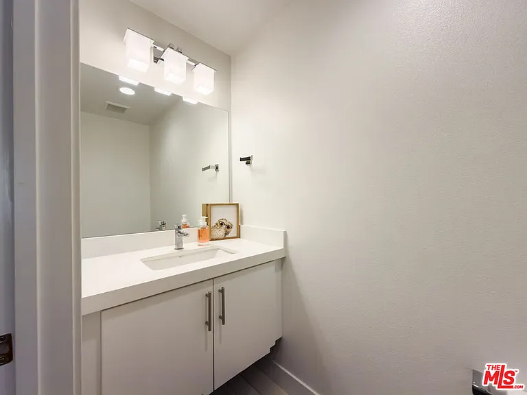 2111 N Cahuenga Blvd #2 — Photo 13