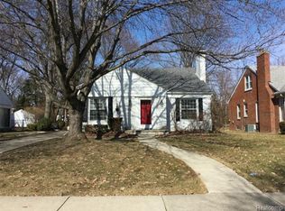 1082 Hampton Rd, Grosse Pointe Woods, MI 48236