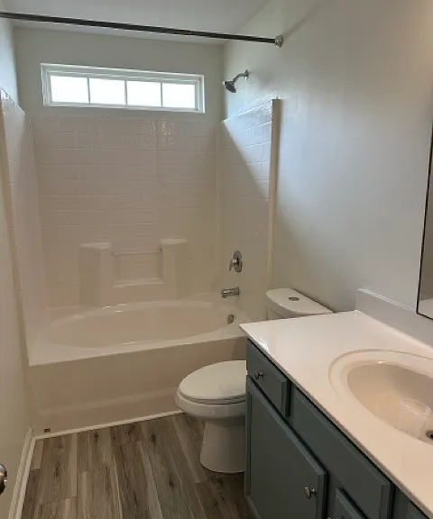 bathroom with tub