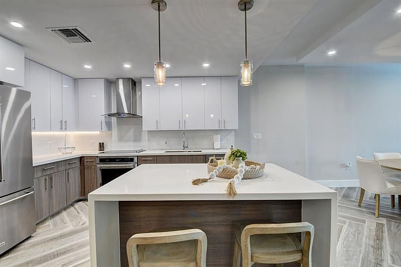 1st image of 236 SE 5th Ave #302